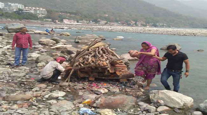 बेटी ने पिता की चिता को मुखाग्नि देकर तोड़ी सामाजिक वर्जना बेटी ने पिता की चिता को मुखाग्नि देकर तोड़ी सामाजिक वर्जना