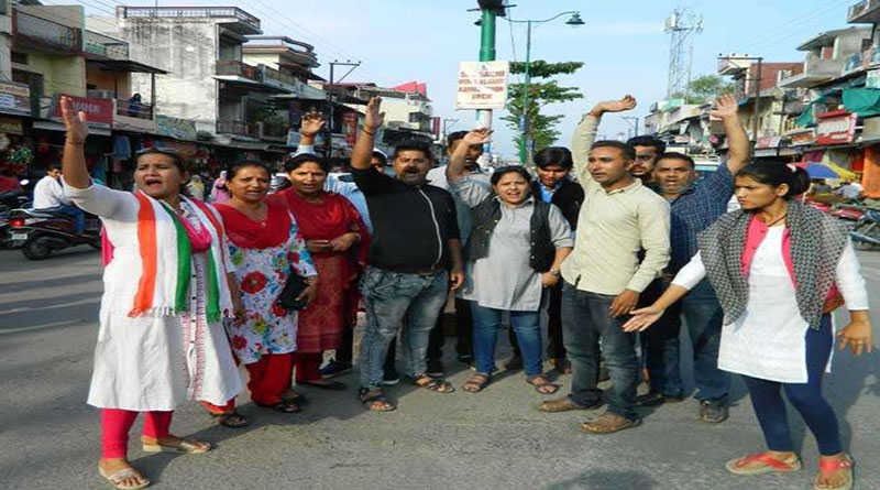 भाजपा नेता की गिरफ्तारी न होने पर भड़की महिला कांग्रेस