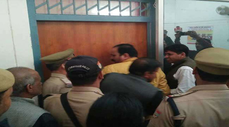 जिला पंचायत के सदस्यों ने सीडीओ को बनाया बंधक