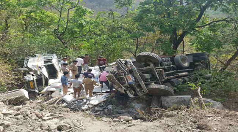 भिड़ंत के बाद खाई में गिरे ट्रक और सूमो वाहन, एक की मौत; आठ घायल