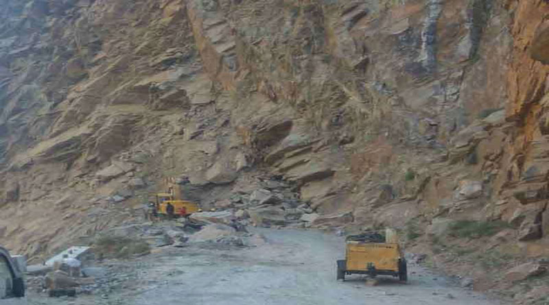 भूस्खलन से जोशीमठ मलारी मार्ग अवरुद्ध, सुराईंथोटा गांव का संपर्क कटा