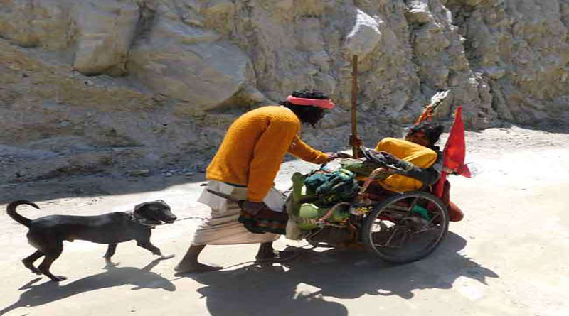 छह साल से दिव्यांग पत्नी को व्हील चेयर पर बैठाकर करा रहे नारायण के दर्शन