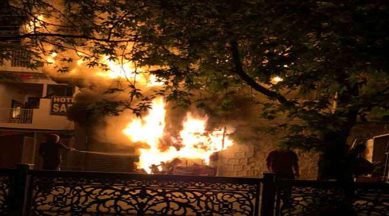 नैनीताल में माल रोड स्थित गारमेंटस की दुकान में लगी भीषण आग नैनीताल में माल रोड स्थित गारमेंटस की दुकान में लगी भीषण आग