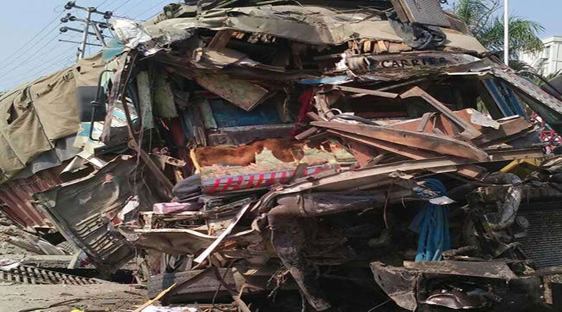 तीन ट्रकों की आपस में हुई टक्कर, तीन लोग घायल
