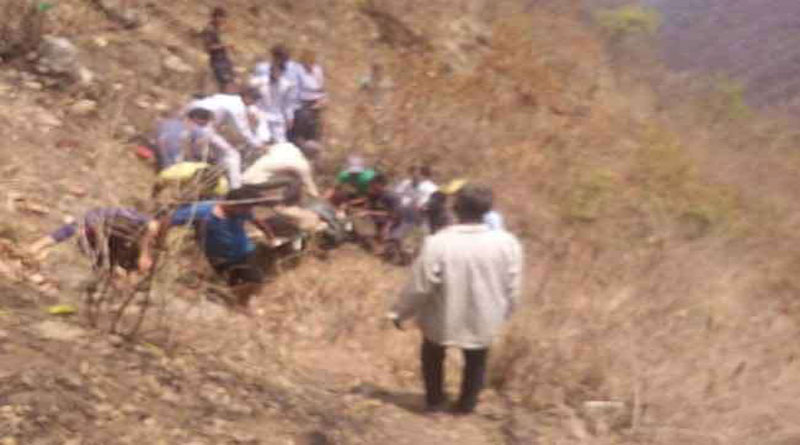 मैक्स वाहन के खाई में गिरने से तीन की मौत, सात घायल