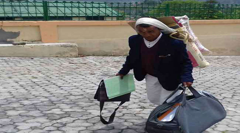 साठ किलो की समस्याएं पीठ पर लादकर यह शख्स पहुंचा डीएम दरबार