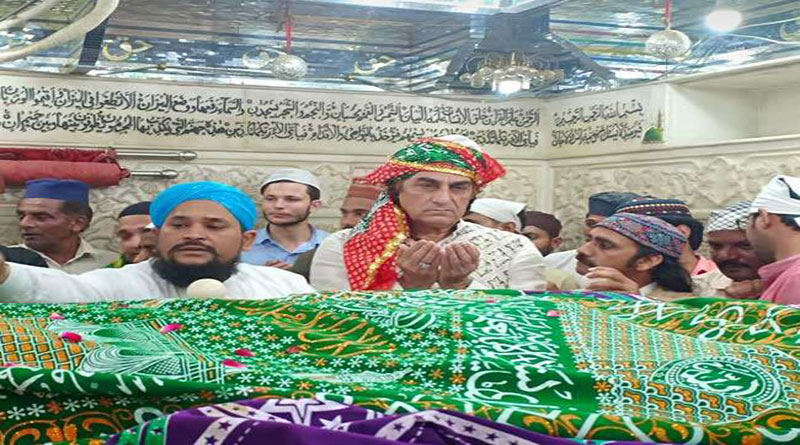 एक्टर अली खान पहुंचे पिरान कलियर, दरगाह पर चढ़ाई चादर