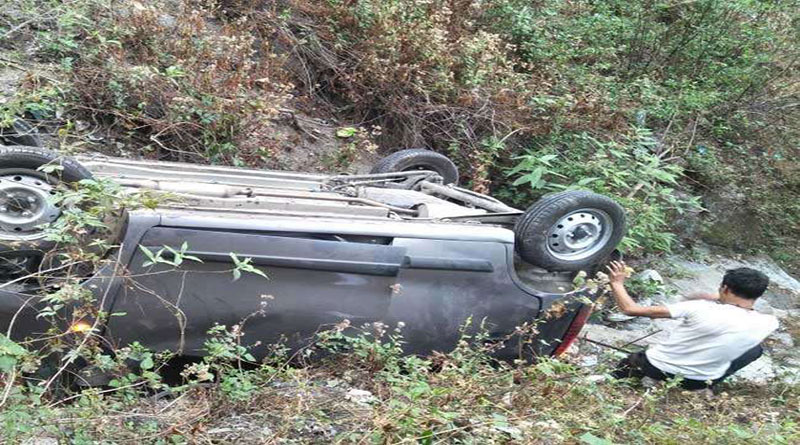 चालक को आई झपकी, कार गिरी खाई में; छह लोग घायल