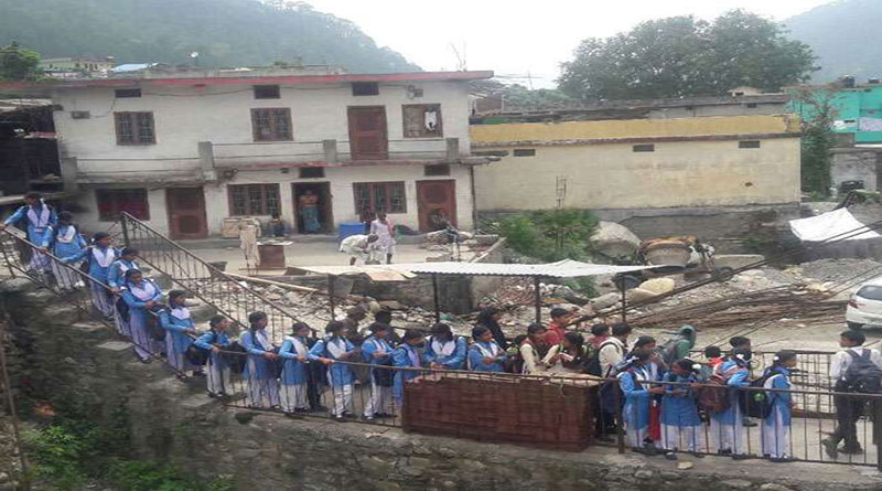 उफनती नदी, एक ट्रॉली और 200 स्कूली बच्चे