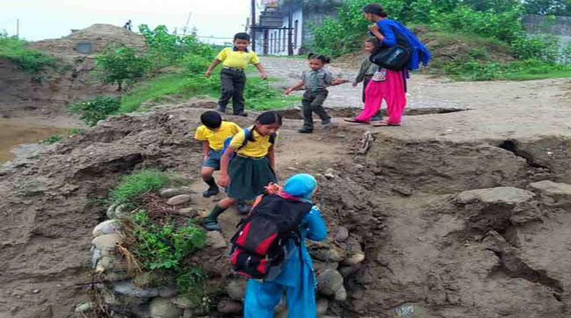 यहां जान जोखिम में डाल स्कूल जाने को मजबूर हैं नौनिहाल