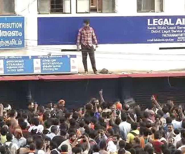 सबरीमाला मंदिरः दूसरे दिन भी प्रदर्शन जारी, हमले में एक मीडियाकर्मी घायल