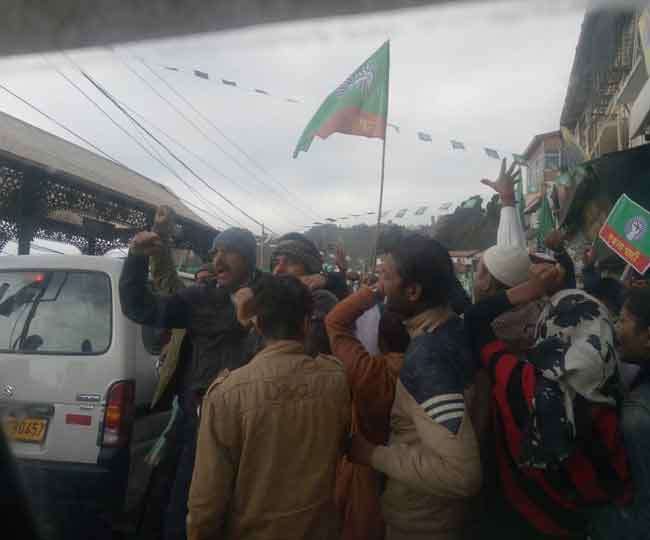 जॉन अब्राहम ने मसूरी में की नारेबाजी, ऋषिकेश में राजीव ने की गंगा आरती