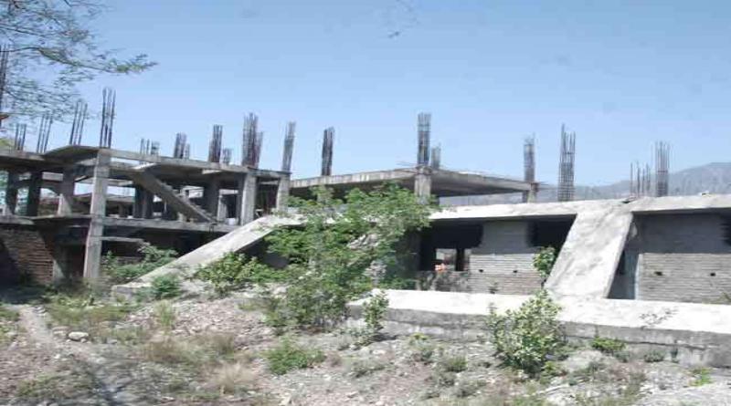 खंडहर होने की कगार पर पांच करोड़ का ढांचा, यह है कारण