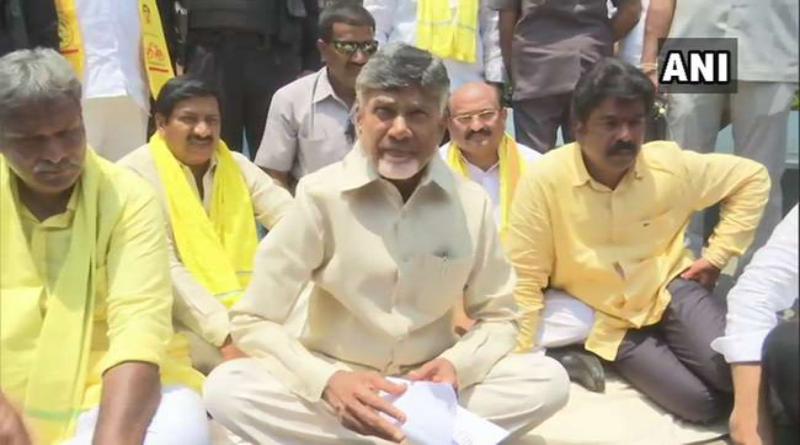 धरने पर बैठे चंद्रबाबू नायडू का आरोप, PM मोदी के इशारे पर हो रही इनकम टैक्स की छापेमारी