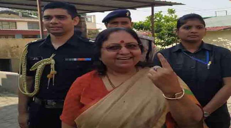 Uttarakhand Lok Sabha Election 2019: राज्यपाल बेबी रानी मौर्य और सीएम त्रिवेंद्र रावत समेत कई वीआइपी ने डाले वोट Uttarakhand Lok Sabha Election 2019: राज्यपाल बेबी रानी मौर्य और सीएम त्रिवेंद्र रावत समेत कई वीआइपी ने डाले वोट