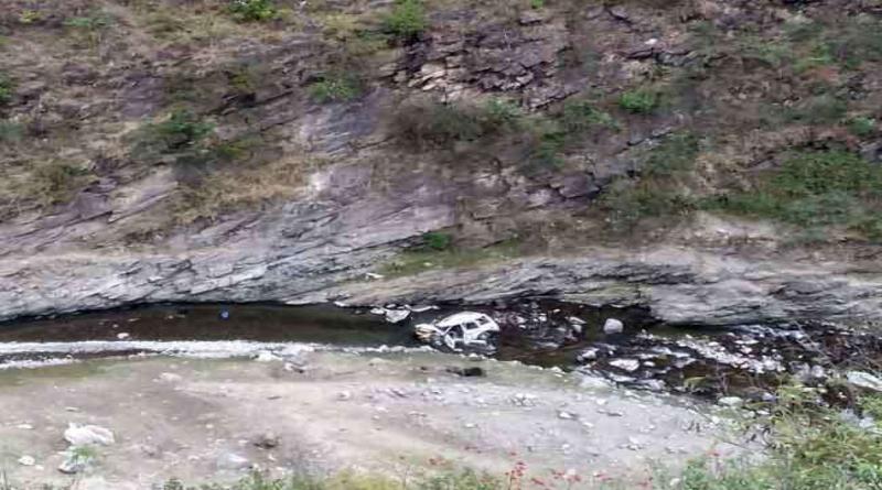 टिहरी में सूमो वाहन खाई में गिरा, पति-पत्नी सहित तीन की मौत
