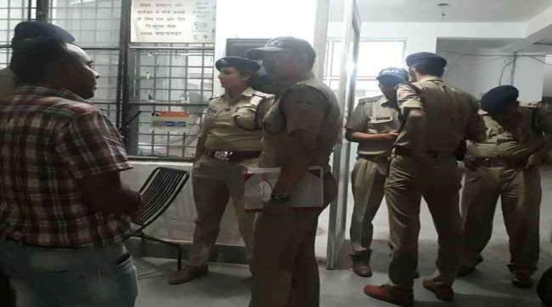 लूट में आइजी की कार का इस्तेमाल करने वाले दरोगा सहित चार गिरफ्तार लूट में आइजी की कार का इस्तेमाल करने वाले दरोगा सहित चार गिरफ्तार