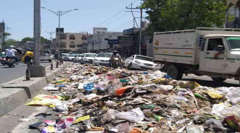 आढ़त बाजार में पलटा कूड़े का ट्रक, लगा लंबा जाम
