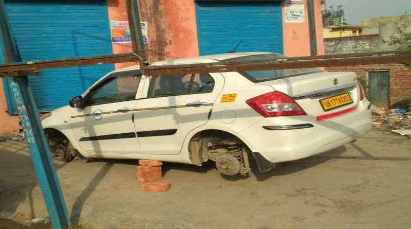 कार की चारों स्टेपनी निकाकर ईंट के सहारे खड़ी कर गए चोर