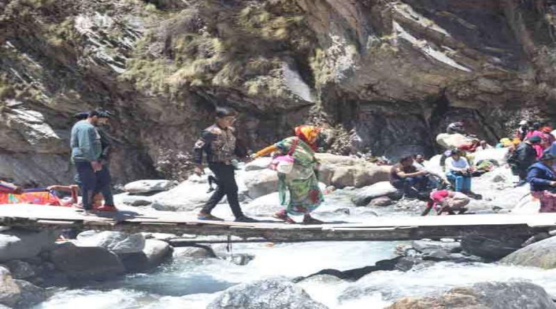 Chardham Yatra: कच्ची पुलिया के सहारे श्रद्धालु कर रहे यमुनोत्री की यात्रा