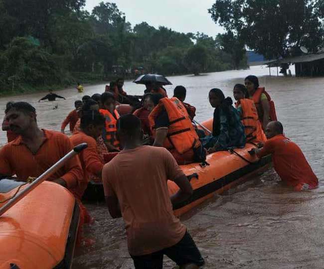 महालक्ष्‍मी एक्‍सप्रेस में फंसे यात्रियों तक 18 घंटे बाद पहुंची मदद