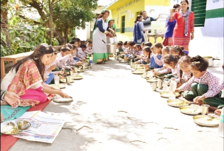 चमोली की जिलाधिकारी स्वाति एस भदौरिया बच्चों संग बैठकर किया मिड डे मील का भोजन