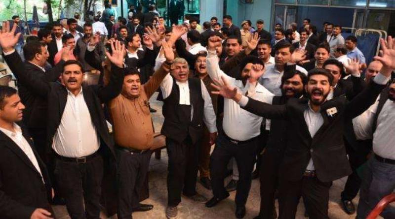 वकीलों ने सरकार पर आरोप लगाते हुए किया सचिवालय कूच वकीलों ने सरकार पर आरोप लगाते हुए किया सचिवालय कूच