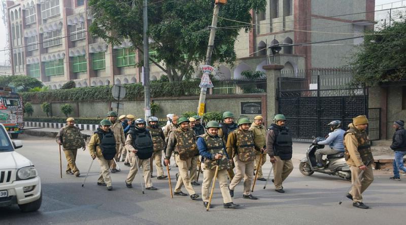 दिल्ली के कुछ इलाकों में इंटरनेट-फोन सेवा बंद,धारा 144 लागू,कई लोगों को हिरासत में लिया गए