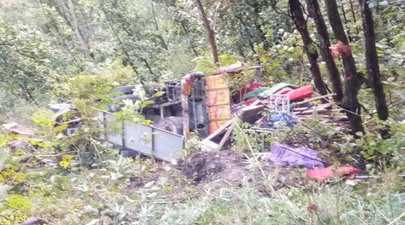 अनियंत्रित होकर खाई में गिरा ट्रक, 7 लोग घायल अनियंत्रित होकर खाई में गिरा ट्रक, 7 लोग घायल