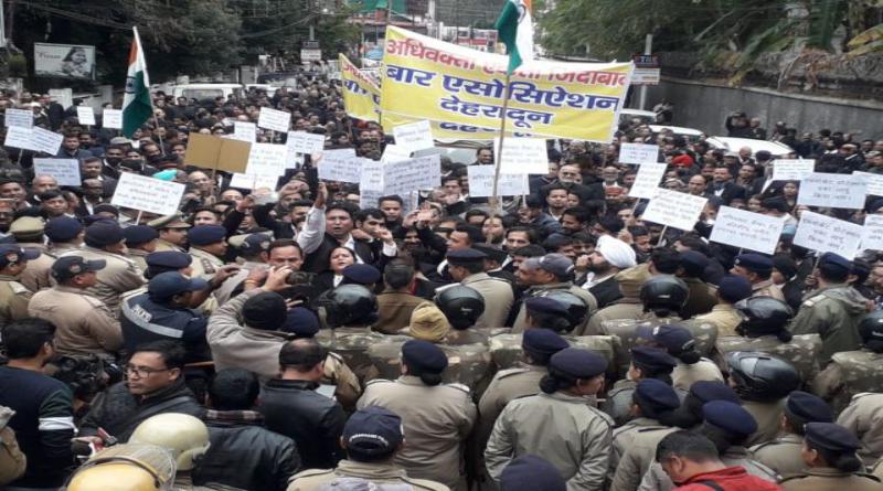 अपनी मांगों को लेकर अधिवक्ताओं का सचिवालय कूच – पुलिस से हुुई झड़पें