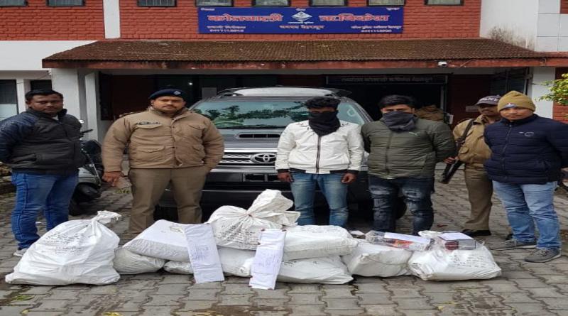 शराब तस्करी कर रहे दो तस्करों को पुलिस ने भारी मात्रा में शराब किया गिरफ्तार