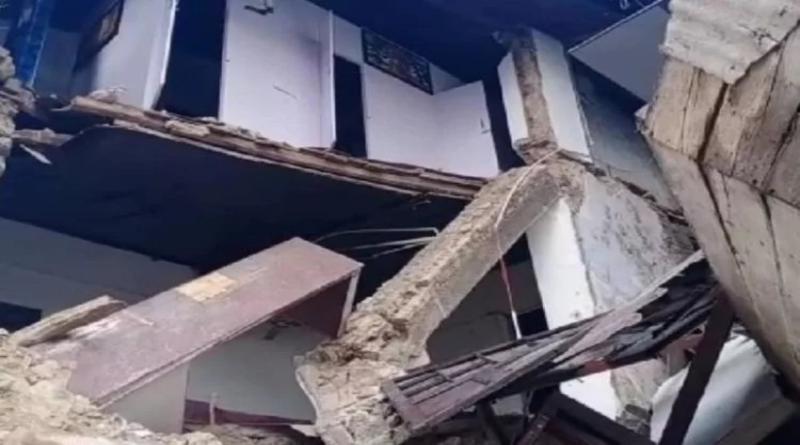 माल रोड पर होटल का एक भाग क्षतिग्रस्त होकर गिरा माल रोड पर होटल का एक भाग क्षतिग्रस्त होकर गिरा