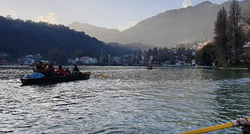 उत्तराखंड के पर्वतीय स्थानों में भारी बारिश व बर्फबारी की संभावना – जनपद नैनीताल के निजी व सरकारी स्कूलों में शनिवार १४ दिसंबर को छुट्टी घोषित की गई है