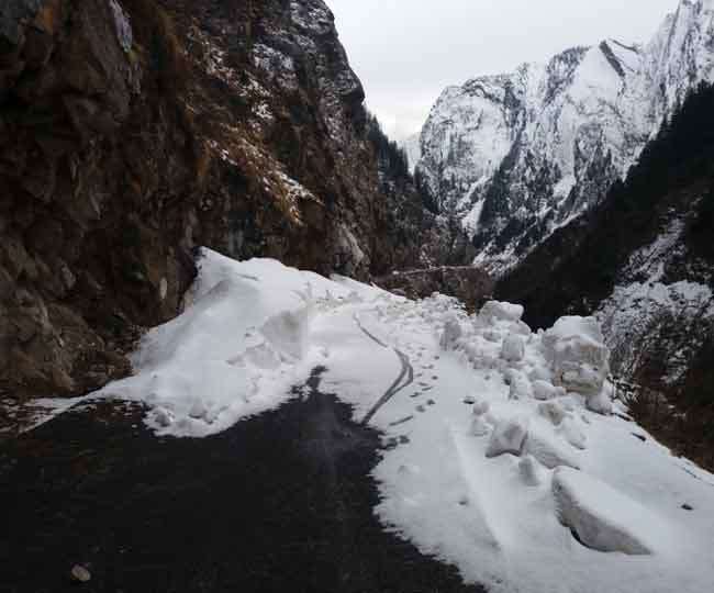 उत्तराखंड में बदलने लगा मौसम – बदरीनाथ और हेमकुंड की चोटियों में हिमपात