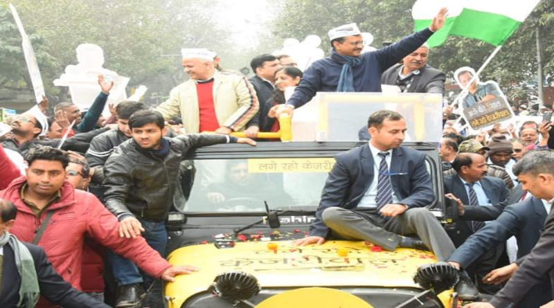 वाल्मीकि मंदिर में पूजा-अर्चना के बाद सीएम केजरीवाल का रोड शो शुरू, पार्टी कार्यकर्ता भी मौजूद