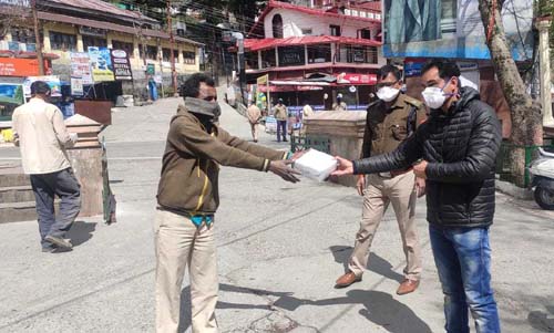 जिलाधिकारी सविन बंसल के निर्देशन में गरीब असहाय लोगों को वितरित किए गए खाने के पैकेट