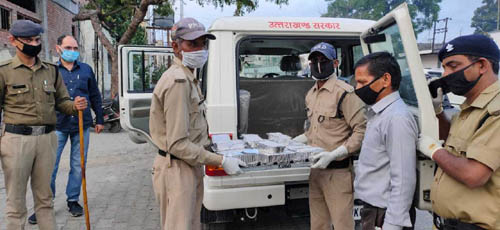 जिलाधिकारी के नेतृत्व में खाद्यान्न सामग्री बांटी गई एवं जनपद में 7 क्वारेंटाइन सेन्टर बनाये गये