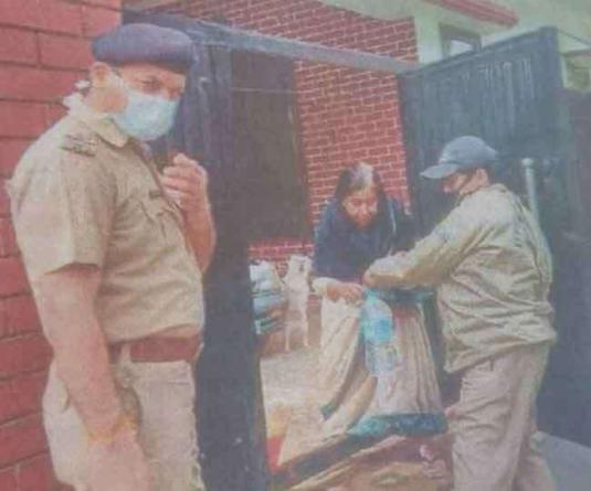 लॉकडाउन से गरीब-बेसहारा लोगों को परेशानी हो रही, ऐसे लोगों को नगर निगम व पुलिस राहत देने में जुटी हुई है