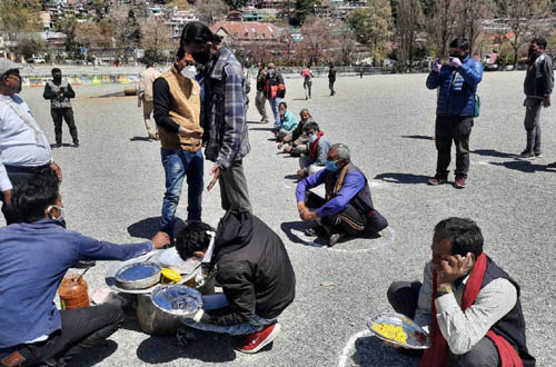 जिला प्रशासन द्वारा नैनीताल फ्लैटस में स्वयं सेवी संस्थाओं के सहायोग से गरीब, असहाय लोगों को खाने के पैकेट किये वितरित