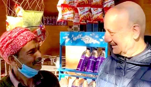 इन दिनों उत्तराखंड में हैं अभिनेता अनुपम खेर, मसूरी में चाय वाले से की बात, जाना उसका हाल