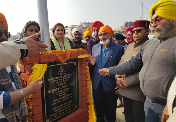 जनहित के कार्यों के प्रति हमेशा संवेदनशील एवं प्रयासरत मेयर सुनील उनियाल ‘गामा’ ने रेसकोर्स स्थित गोविंद नगर गुरुद्वारा ग्राउंड में 10 पोल व एलईडी लाइट्स का किया लोकार्पण