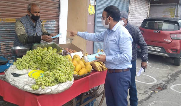 सामाजिक दूरी का पालन न करवाए जाने पर 6 दुकानों का किया गया चालान