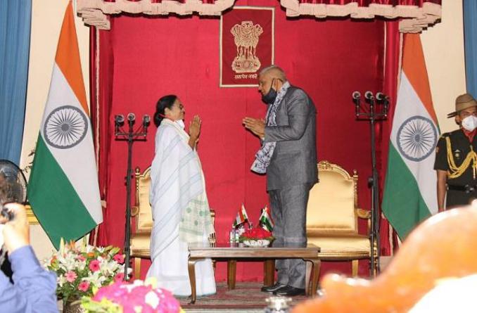 ममता बनर्जी ने तीसरी बार ली राज्य  की मुख्यमंत्री पद की शपथ : राज्यपाल ने बधाई संबोधन में ही ममता को हिंसा के मुद्दे पर दे डाली नसीहत