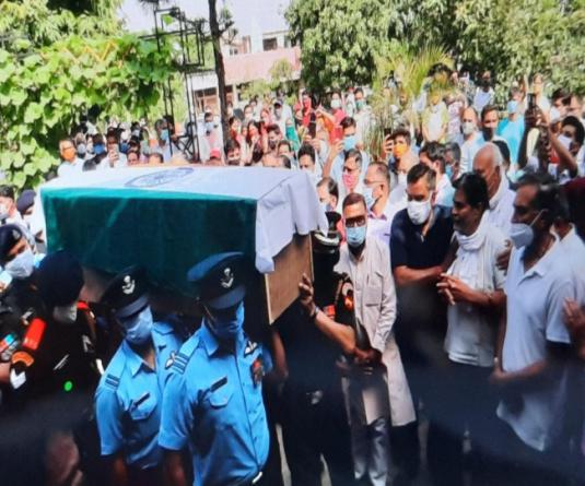 लोगों ने भारतीय वायुसेना में स्क्वाड्रन लीडर रहे शहीद शहीद अभिनव चौधरी को नम आखों के साथ दी अंतिम विदाई