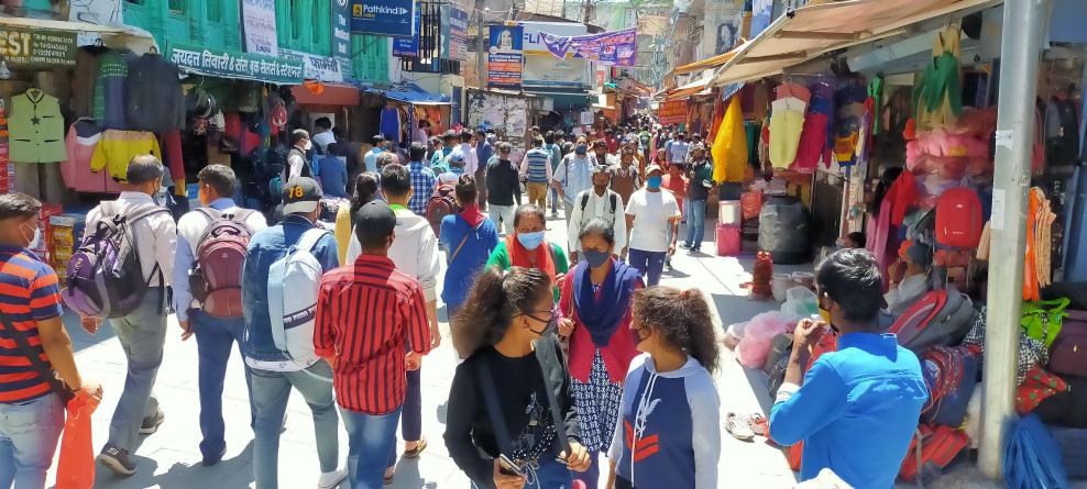 देहरादून के बाजार में जगह-जगह शारीरिक दूरी के नियम की धज्जियां उड़ी एवं कई जगह लोग बिना मास्क के भी दिखे