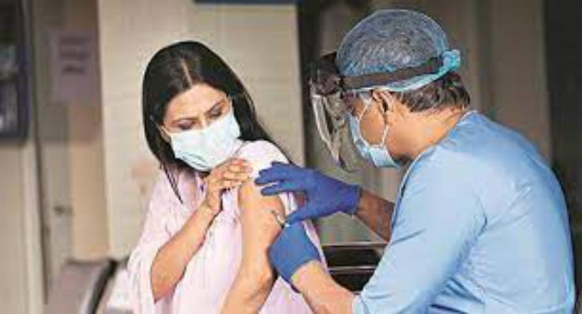 उत्तराखंड में केंद्र से वैक्सीन की 3.20 लाख खुराक मिल जाने के बाद अब टीकाकरण केंद्रों पर दोबारा  जुटने  लगी भीड़