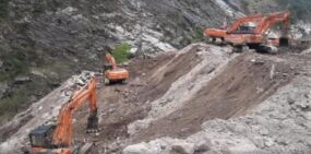 बदरीनाथ हाईवे पर मलबा आने से वाहनों की आवाजाही हुई ठप