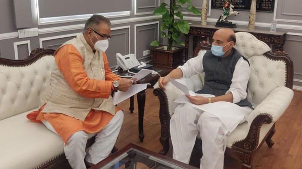 सैन्यधाम के निर्माण में मदद एवं छावनी क्षेत्रों से संबंधित विभिन्न विषयों को लेकर रक्षा मंत्री राजनाथ सिंह से मिले सैनिक कल्याण मंत्री गणेश जोशी