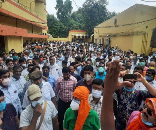 उत्तर प्रदेश : स्‍वास्‍थ्‍य कर्मचारियों ने तबादला रद करने की मांग को लेकर हड़ताल