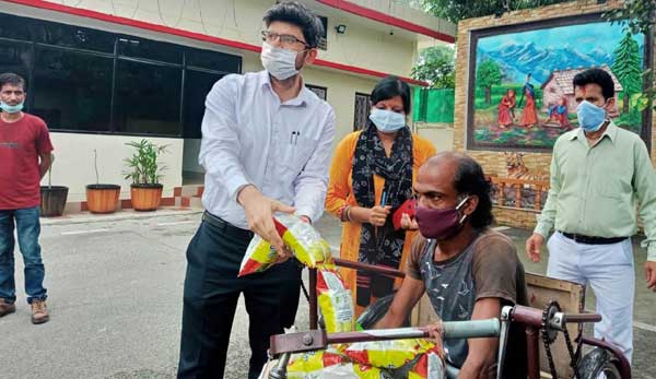 मुख्य विकास अधिकारी डॉ० संदीप तिवारी ने जनता दरबार में की दिव्यांग बॉबी की मदद